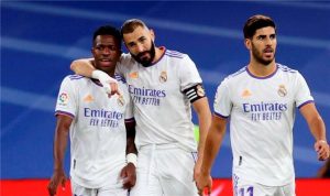 مهاجم ريال مدريد يبلغ الإدارة بقرار الرحيل